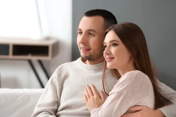 Hermosa Pareja Joven Viendo Televisión Casa — Foto de Stock