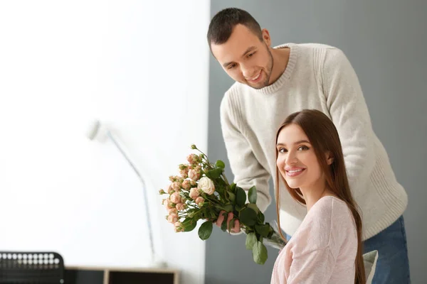 Evde Romantik Bir Buluşmada Erkek Arkadaşından Çiçek Alan Güzel Bir — Stok fotoğraf