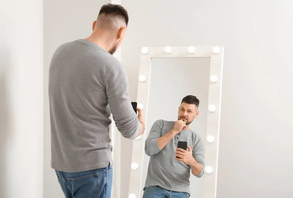 Knappe Man Neemt Selfie Buurt Spiegel Thuis — Stockfoto