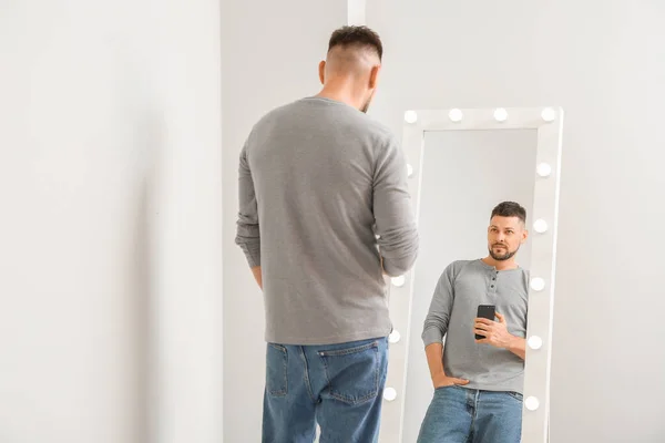 Hezký Muž Selfie Zrcadla Doma — Stock fotografie