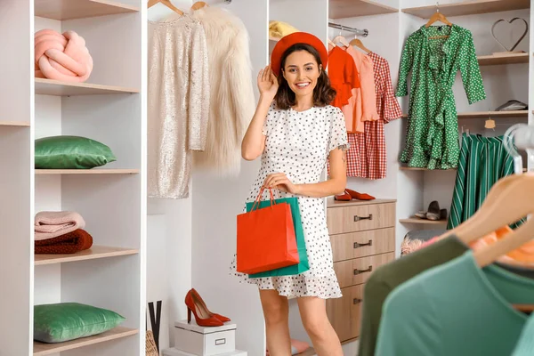 Mujer Joven Con Bolsas Compras Tienda Moderna — Foto de Stock