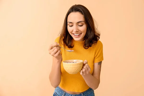 Junge Frau Mit Leckerem Joghurt Auf Farbigem Hintergrund — Stockfoto