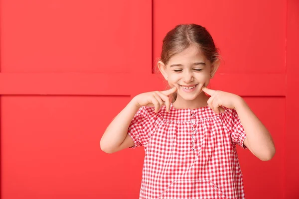 Menina Feliz Com Dentes Saudáveis Fundo Cor — Fotografia de Stock