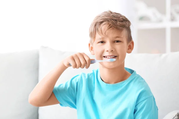 Söt Liten Pojke Med Tandborste Hemma — Stockfoto