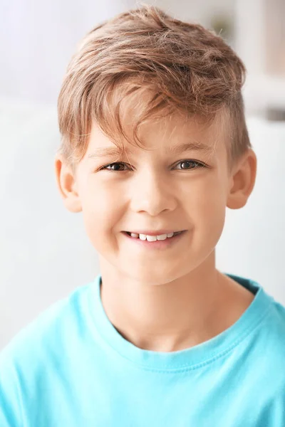 自宅の幸せの小さな男の子の肖像画 — ストック写真