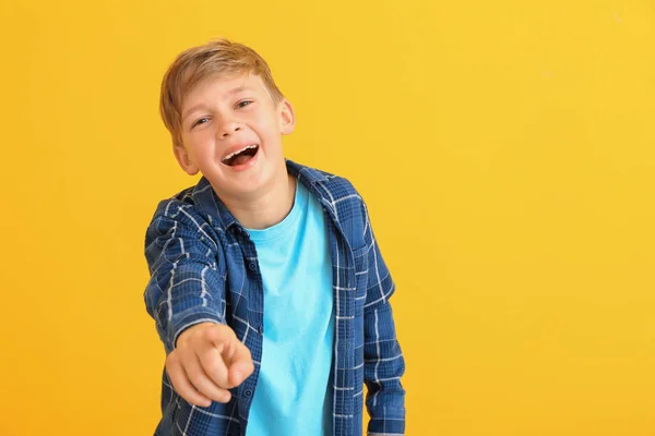 Счастливый Маленький Мальчик Указывает Зрителя Цветном Фоне — стоковое фото