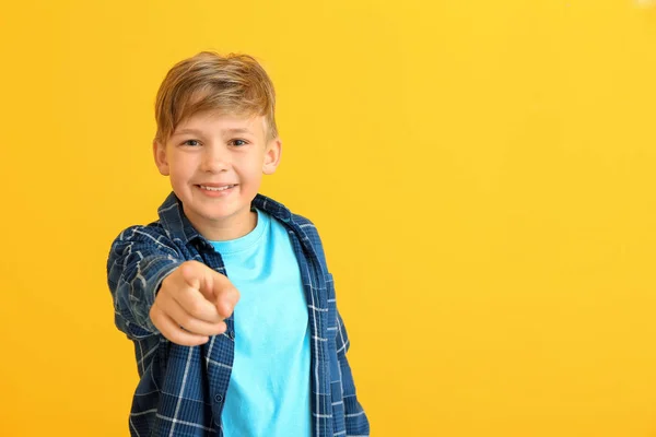 Щасливий Маленький Хлопчик Вказує Глядача Кольоровому Фоні — стокове фото