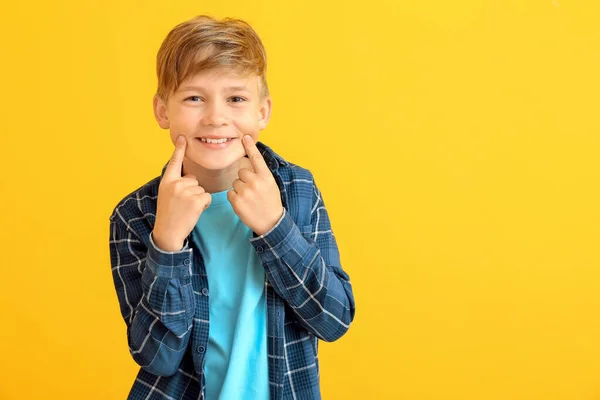 Glad Liten Pojke Med Friska Tänder Färg Bakgrund — Stockfoto