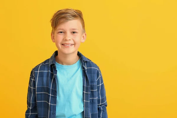 Niño Feliz Con Dientes Sanos Sobre Fondo Color — Foto de Stock