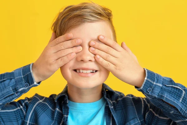 Glad Liten Pojke Med Friska Tänder Färg Bakgrund — Stockfoto