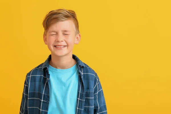 Ευτυχισμένο Μικρό Αγόρι Υγιή Δόντια Στο Φόντο Χρώμα — Φωτογραφία Αρχείου