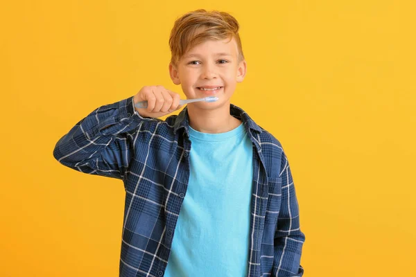 Netter Kleiner Junge Mit Zahnbürste Auf Farbigem Hintergrund — Stockfoto