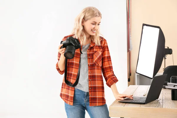 Professionell Fotograf Arbetar Studio — Stockfoto