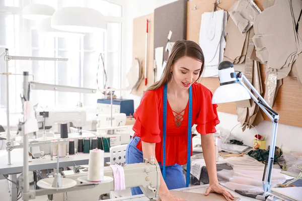 Vrouwelijke Kleermaker Werkzaam Modern Atelier — Stockfoto