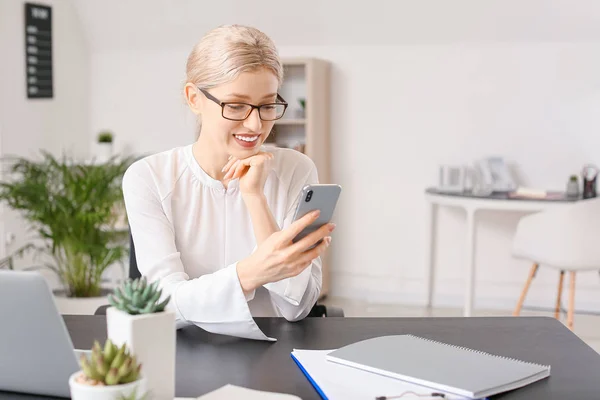 Young Woman Mobile Phone Office — Stock Photo, Image