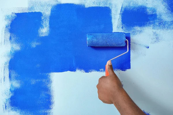 Trabajador Afroamericano Pintando Pared Habitación — Foto de Stock