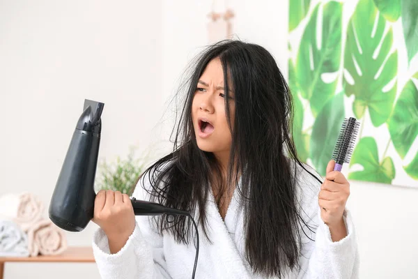 Estressado Mulher Asiática Com Secador Cabelo Casa — Fotografia de Stock