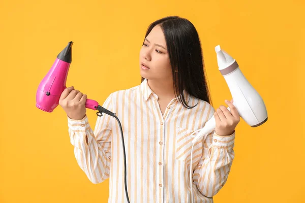 Belle Femme Asiatique Avec Sèche Cheveux Sur Fond Couleur — Photo