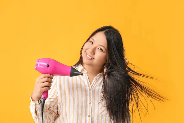 Mulher Asiática Bonita Com Secador Cabelo Fundo Cor — Fotografia de Stock