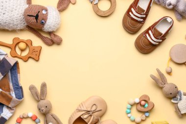 Renk arkaplanındaki bebek kıyafetlerinden ve aksesuarlarından yapılmış çerçeve