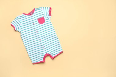 Renkli arka planda bebek kıyafetleri