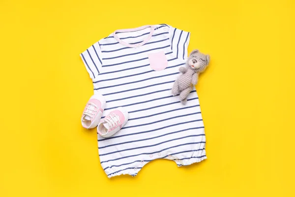 Vêtements Bébé Avec Chaussons Jouet Sur Fond Couleur — Photo