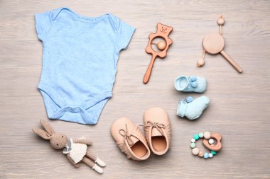 Bebek giysi ve aksesuarları ahşap arka plan üzerinde