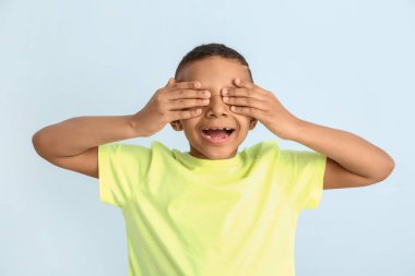 Mutlu gülümseyen Afro-Amerikalı çocuk