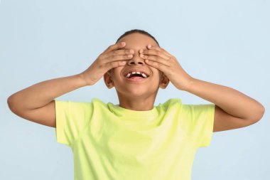 Mutlu gülümseyen Afro-Amerikalı çocuk