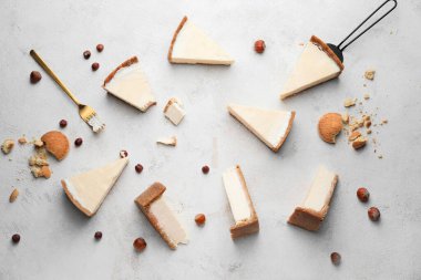 Hafif arkaplanda tatlı bir cheesecake parçasıyla kompozisyon