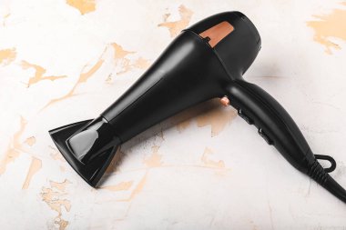 Açık arkaplanda modern saç kurutma makinesi