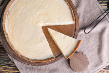 Tatlı lezzetli cheesecake masada.