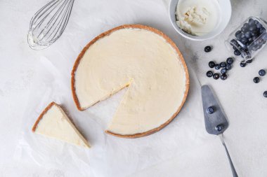 Tatlı lezzetli cheesecake masada.