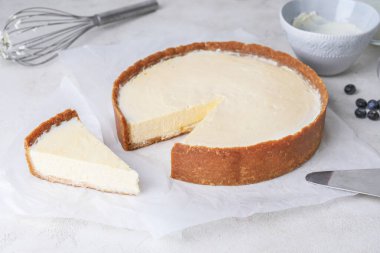 Tatlı lezzetli cheesecake masada.