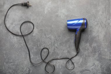 Gri arka planda modern saç kurutma makinesi