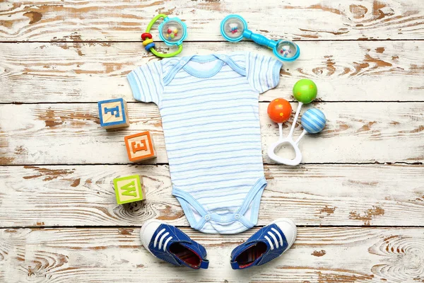 婴儿的衣服和配件木制背景 — 图库照片