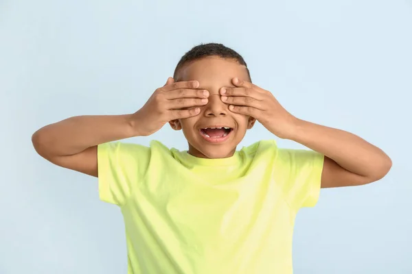 Glücklich Lächelnder Afroamerikanischer Junge Auf Farbigem Hintergrund — Stockfoto