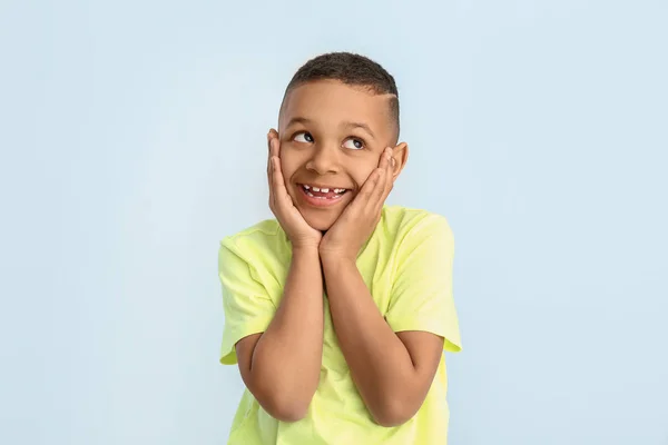 Szczęśliwy Uśmiech Afroamerykanin Chłopiec Tle Koloru — Zdjęcie stockowe