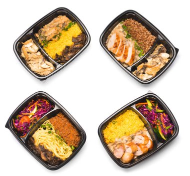 Beyaz arka planda sağlıklı yiyecekleri olan konteynırlar.