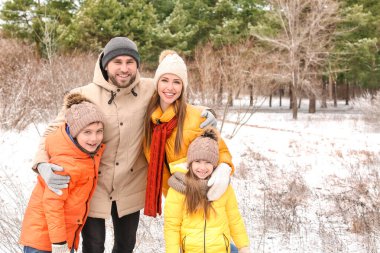 Mutlu aile kış günü parkta