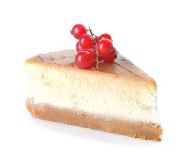 Beyaz arka planda böğürtlenli karamel peynirli kek dilimi.