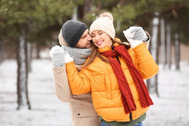 Kış günü parkta mutlu genç bir çift