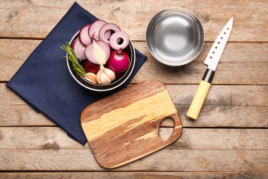 Masada çiğ soğan ile kompozisyon