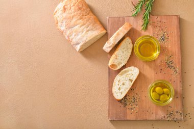 Renkli arka planda ekmeği olan lezzetli zeytinyağı