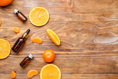 Ahşap arka planda turunçgil yağı bileşimi