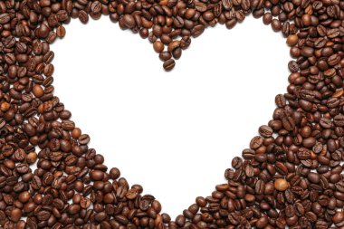 Beyaz arka planda kahve çekirdeklerinden yapılmış kalp.