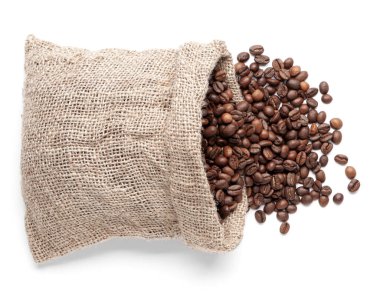 Beyaz arka planda kahve çekirdekli çanta.