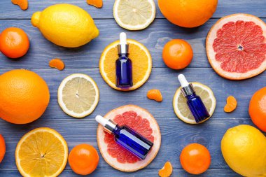 Ahşap arka planda turunçgil yağı bileşimi