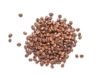 Beyaz arka planda kahve çekirdeği yığını