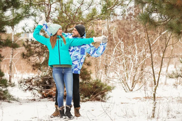 Ευτυχισμένο Νεαρό Ζευγάρι Στο Πάρκο Την Ημέρα Του Χειμώνα — Φωτογραφία Αρχείου